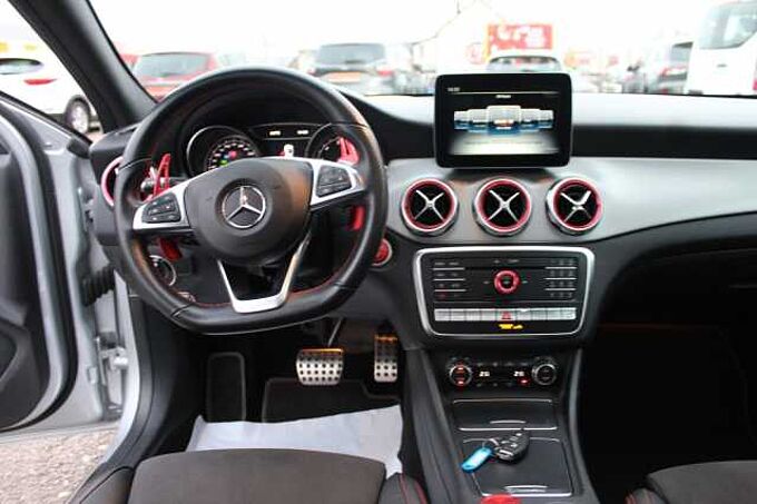 Mercedes-Benz GLA 250 4Matic+Panorama+Navi