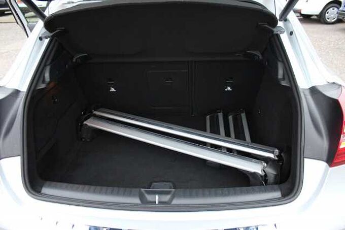 Mercedes-Benz GLA 250 4Matic+Panorama+Navi