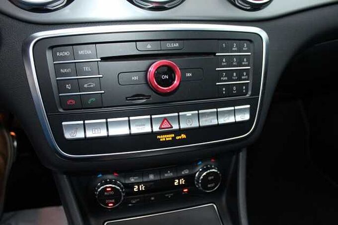 Mercedes-Benz GLA 250 4Matic+Panorama+Navi