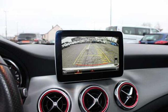 Mercedes-Benz GLA 250 4Matic+Panorama+Navi