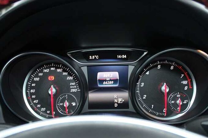 Mercedes-Benz GLA 250 4Matic+Panorama+Navi