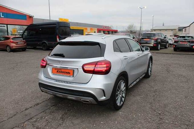 Mercedes-Benz GLA 250 4Matic+Panorama+Navi