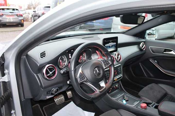 Mercedes-Benz GLA 250 4Matic+Panorama+Navi