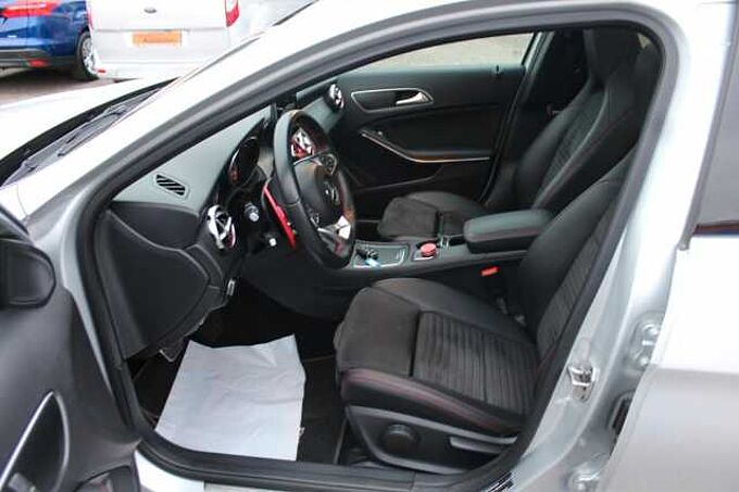 Mercedes-Benz GLA 250 4Matic+Panorama+Navi