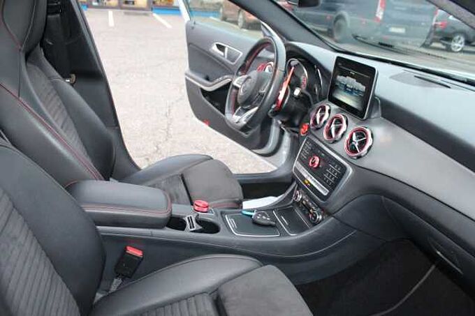 Mercedes-Benz GLA 250 4Matic+Panorama+Navi