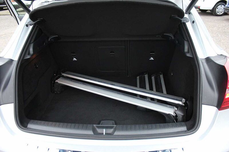 Mercedes-Benz GLA 250 4Matic+Panorama+Navi