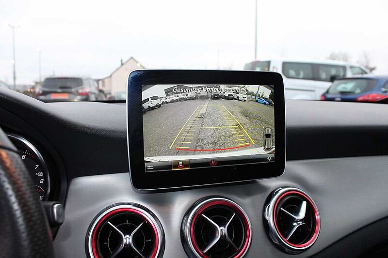 Mercedes-Benz GLA 250 4Matic+Panorama+Navi