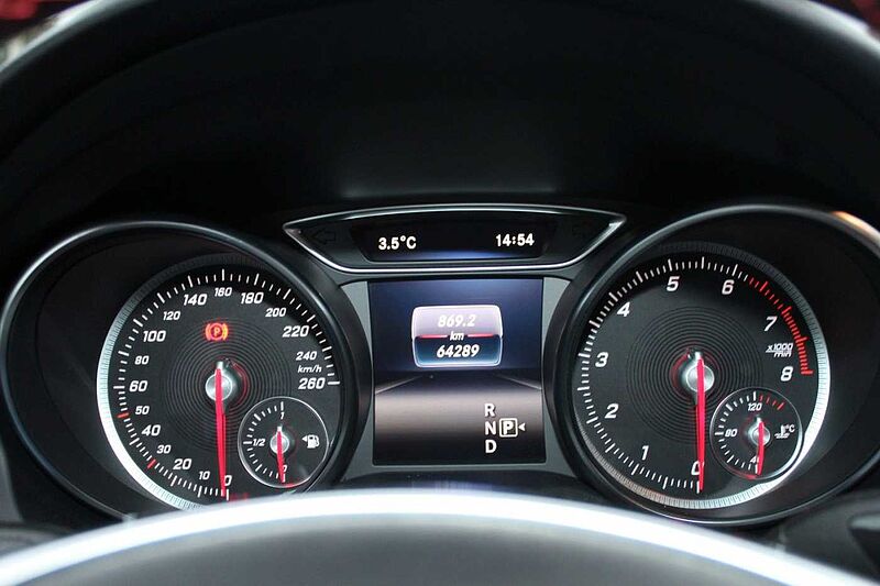 Mercedes-Benz GLA 250 4Matic+Panorama+Navi