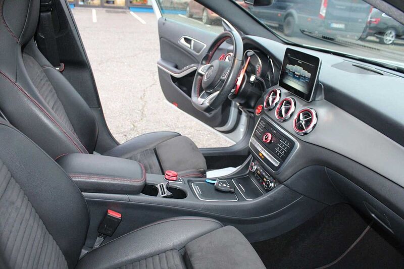 Mercedes-Benz GLA 250 4Matic+Panorama+Navi