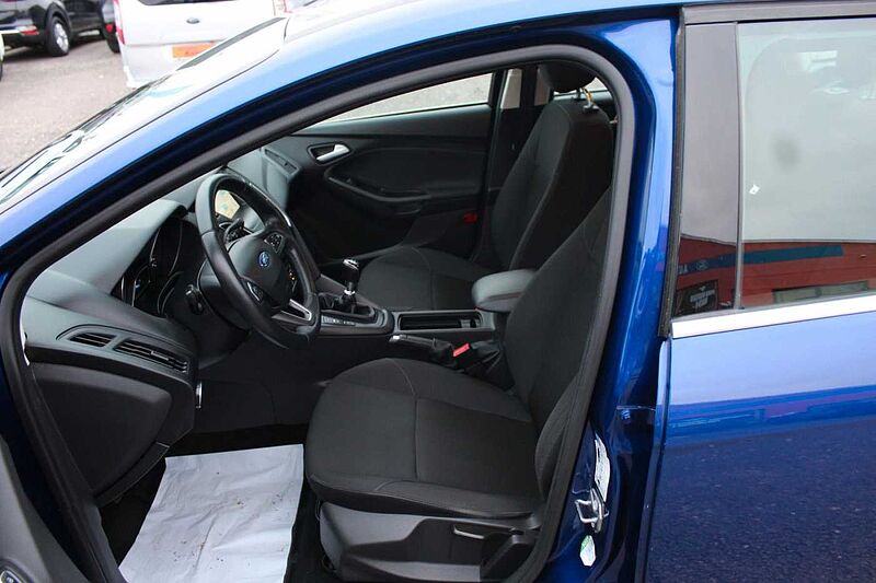 Ford Focus Turnier C&C 1.0l Ecob. +AHK+Navi